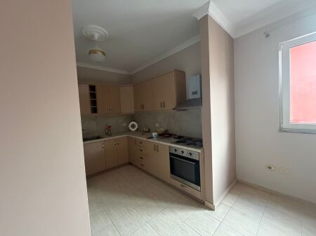 Apartament - Për Qira - Rruga Skënder Luarasi, Tiranë