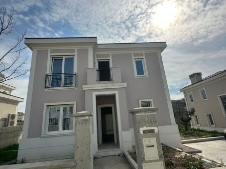  3-Storey Villa for Sale – Collina Verde, near TEG