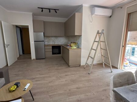 Apartament 1+1, Astir!