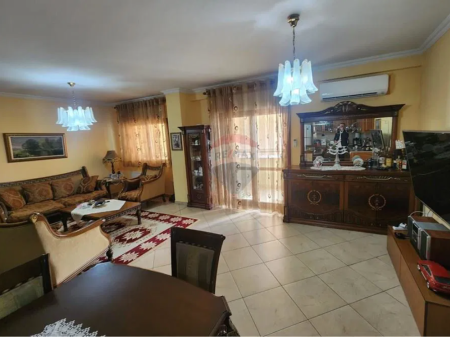 Apartament per shitje 3+1+2 tek Komuna e Parisit