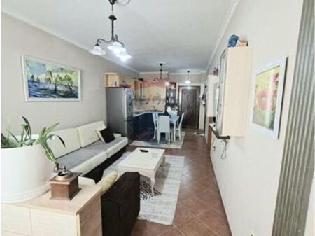 Shitet Apartament 1+1 në Yzberisht