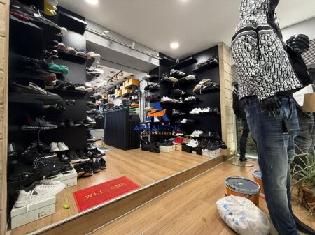 ATTIVITÀ COMMERCIALE IN VENDITA NEGOZIO DI CALZATURE 55M2 "BRRYLI" 5,000,000 LEKE