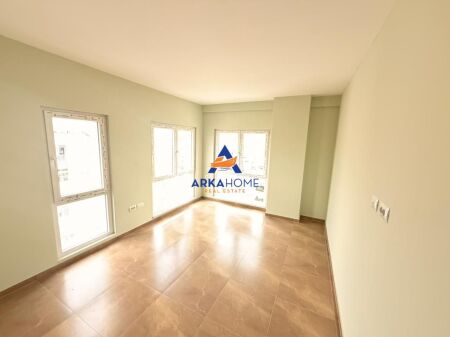 AFFITTASI APPARTAMENTO 2+1+2+BALCONE "TE ZOGU I ZI" 900 EURO