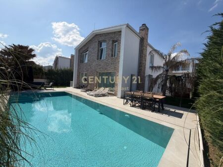 VILLA DI LUSSO IN AFFITTO CON PISCINA VICINO A TEG