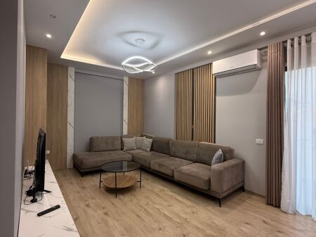 JEPET ME QIRA Apartament 2+1+2 & 2 Poste Parkimi Rruga e Barrikadave, Qender Kati i 4, pallat i ri me ashensor Sip: 100m² Cmimi: 1500€