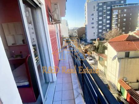  Jepet me qera apartament 2+1 – Pazari i Ri, Tiranë