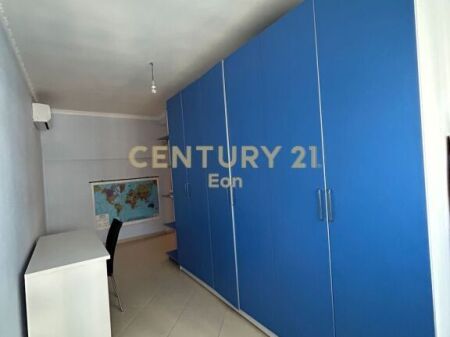APARTAMENT 2+1 PER QIRA ,TEK DREJTORIA E POLICISE DURRES!