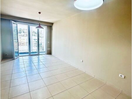 Apartament 2 + 1 për shitje tek Shkëmbi i Kavajës