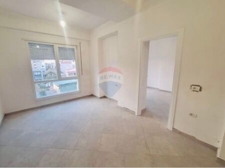 Shitet Apartament 3+1 Bryll