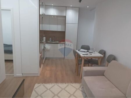 Apartament 2+1 + Post Parkimi për Qira Mangalem