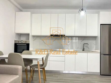  Jepet me qera apartament 3+1 + Ballkon – Rruga 5 Maji
