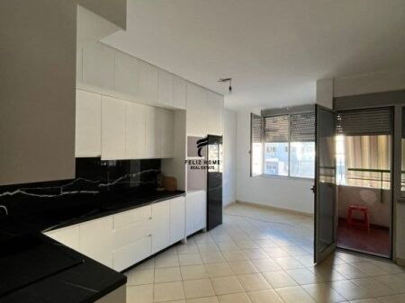 SHITET APARTAMENT 2+1+2 RRUGA E DIBRES 33.000.000 LEKE FH-64795