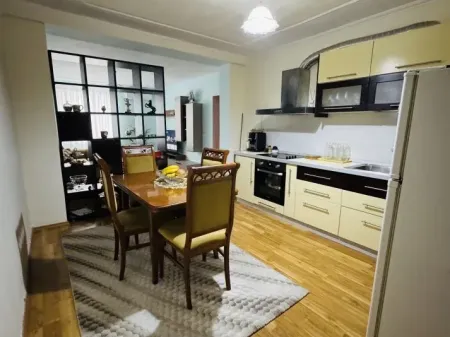 Jepet apartament 1+1 me qera , rr gjik kuqali me drita , uje dhe int te perfshire
