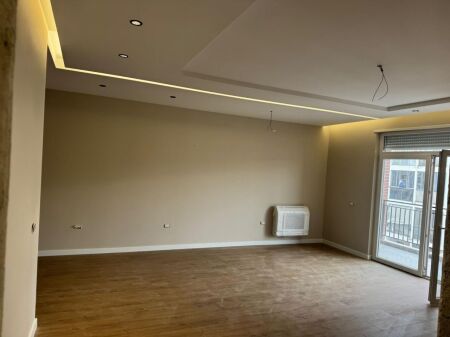  Jepet me Qera Super Apartament 2+1+2 per zyra,5 Maj pas Concordit