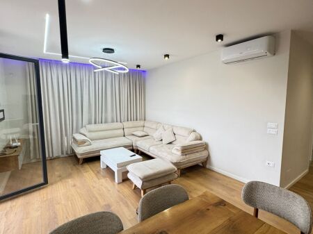Affittasi 2+1  Indirizzo: Don Bosko  Arredato  3° piano  Prezzo 700 mila lek