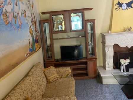 21-Dhjetori Jepet Apartament 2+1me qera  Informacion mbi Hyrjet ;  Sipërfaqe Neto: 100 m² Organizimi :  Sallon ndenje  Kuzhinë  2 Dhoma Gjumi  1 Tualet Detaje të tjera : Hyrje private   Pallat kati 2 Vendodhja :21-Dhjetori,pran Hotel Mondial Cmimi per qera : 50.000Leke