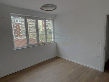 Shitet, Apartament 1+1+Garderobë, Tregu Elektrik , Tiranë.