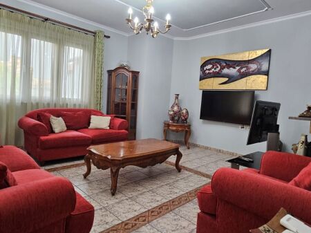 Me Qira Apartament 3+1 pranë Kompleksit Grand