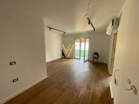 UFFICIO 67 M2 IN AFFITTO PRESSO AIR ALBANIA 1.000 EURO