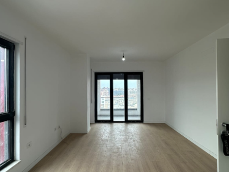  Shitet Apartament 3+1 – Komuna e Parisit