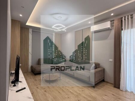 JEPET ME QIRA | Apartament 2+1+2 + 2 Poste Parkimi – Rruga e Barrikadave, Qendër