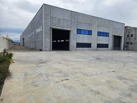 Vendesi o Affittasi Capannone sull'Autostrada Tirana Durazzo