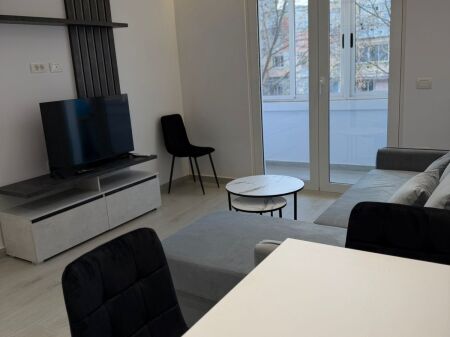 Jepet me qira apartament 1+1,550 €, 21 Dhjetor, rruga e Kavajes