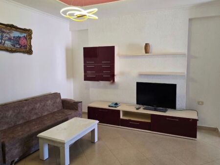 Jepet me qera Apartament 2+1 ne Kombinat 450 € /Muaj
