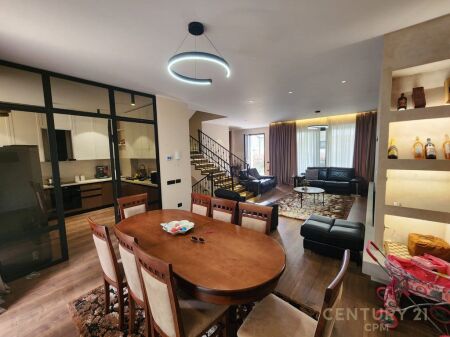 In vendita Triplex 3+2 4 bagni + 3 posti auto – Grey Stone 2 Residence, Lago Secco, Tirana