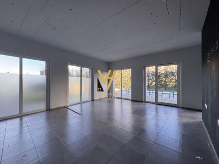 LOCALE COMMERCIALE 94 M2 IN AFFITTO A ALI DEM 600 EURO
