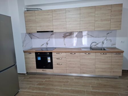  Jepet me Qera Apartament 2+1 i mobiluar tek Fundi i 5 Majit, 500 EURO