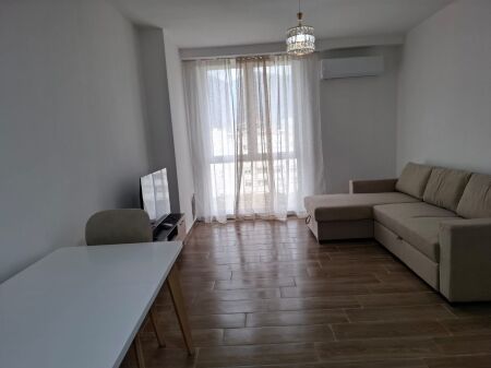 Jepet me qera apartament 2+1, rruga 5 Majit, prane pallateve te Bashkise