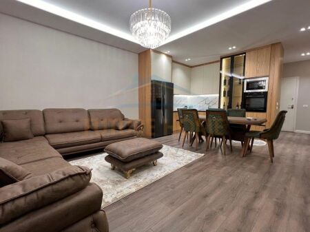 Shitet, Apartament 2+1+2+Post Parkimi, Ali Demi, Tiranë.