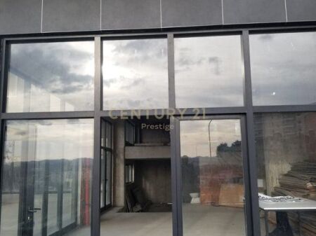 LOCALE COMMERCIALE IN AFFITTO, SITUATO A SHKOZE!