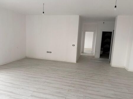 Ufficio In Affitto 2+1+2 al Nuovo Boulevard (ID BZ2887) Tirana