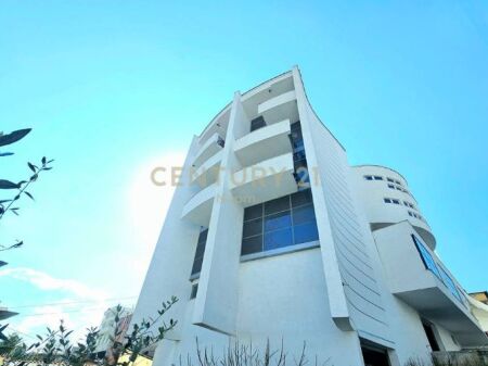 Edificio commerciale in affitto – spazio ampio e flessibile