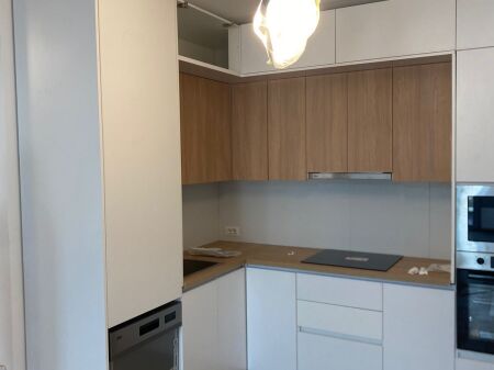 Jepet me qira apartament 1+1+Ballkon ,Kati 7 me ashensor ,600 €, tek Pazari i Ri