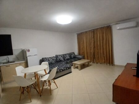 Jepet me qera apartament 1+1,Prane Qendres ; Rr.Fortuzi tek shkolla De Rada