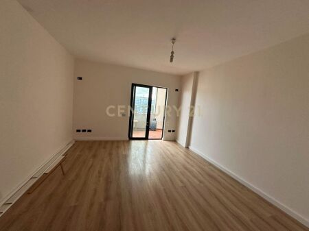 SHITET APARTAMENT 2+1 PRANE MARKAT DURRES!