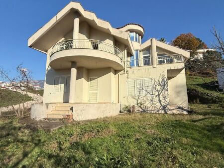 VILLA SU DUE PIANI IN VENDITA SITUATA NELLA ZONA DI SHKOZA!