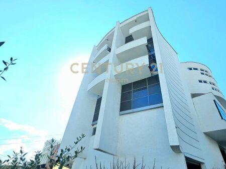 Edificio multifunzionale in affitto, Sauk i Ri