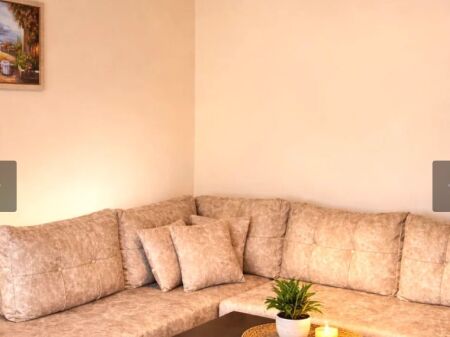 Bllok, jepet me qera apartament 1+1.