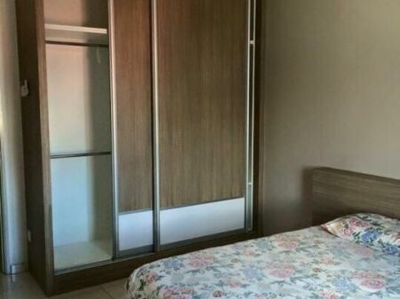 Tek Brryli Materniteti Ri  Jepet me qera apartament 1+1 prane Brrylit 3 minuta nga Brryli pallat i Ri!