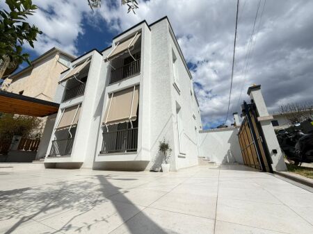  Vile me Qera  Rruga Dalip Topi, Kodra e Priftit Çmimi: 900 € / muaj