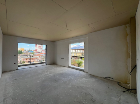  Shitet Apartament 2+1+2 – pranë Rrethit të Klanit