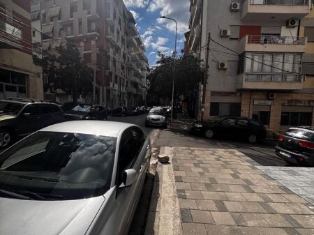 JEPET ME QERA AMBIENT KOMERCIAL BUZE RRUGE TEK PROKURORIA E TIRANES