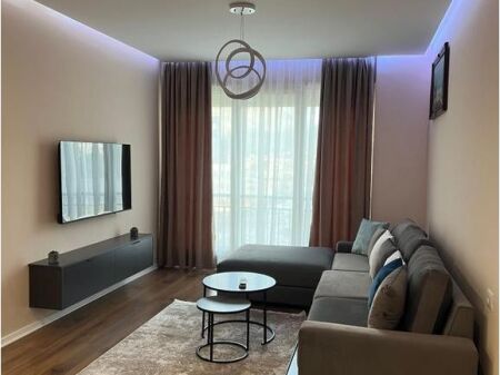 Affittiamo appartamento 2+1 con veranda in Rruga e Dibrës! 700 € /Mese Superficie totale 105m2