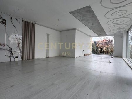 Locale commerciale in affitto fronte strada vicino a 21 Dhjetori! 1.050 € /Mese Superficie Totale 72m2