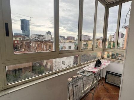 Apartament 2+1 me qera – i mobiluar dhe në qendër
