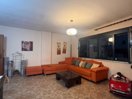 JEPET ME QIRA Apartament 1+1 Sheshi Willson Kati i 9, me ashensor Cmimi: 60.000 Leke/Muaj